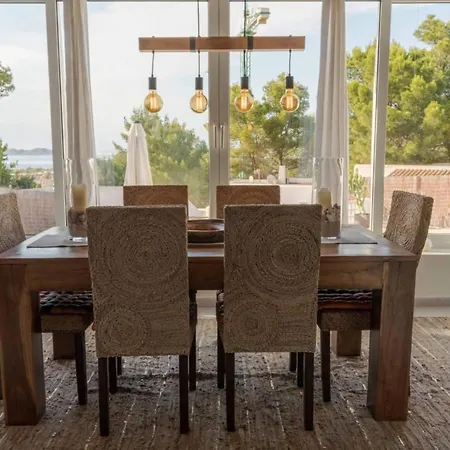 En Cala Vadella Familias Y Parejas Villa San José